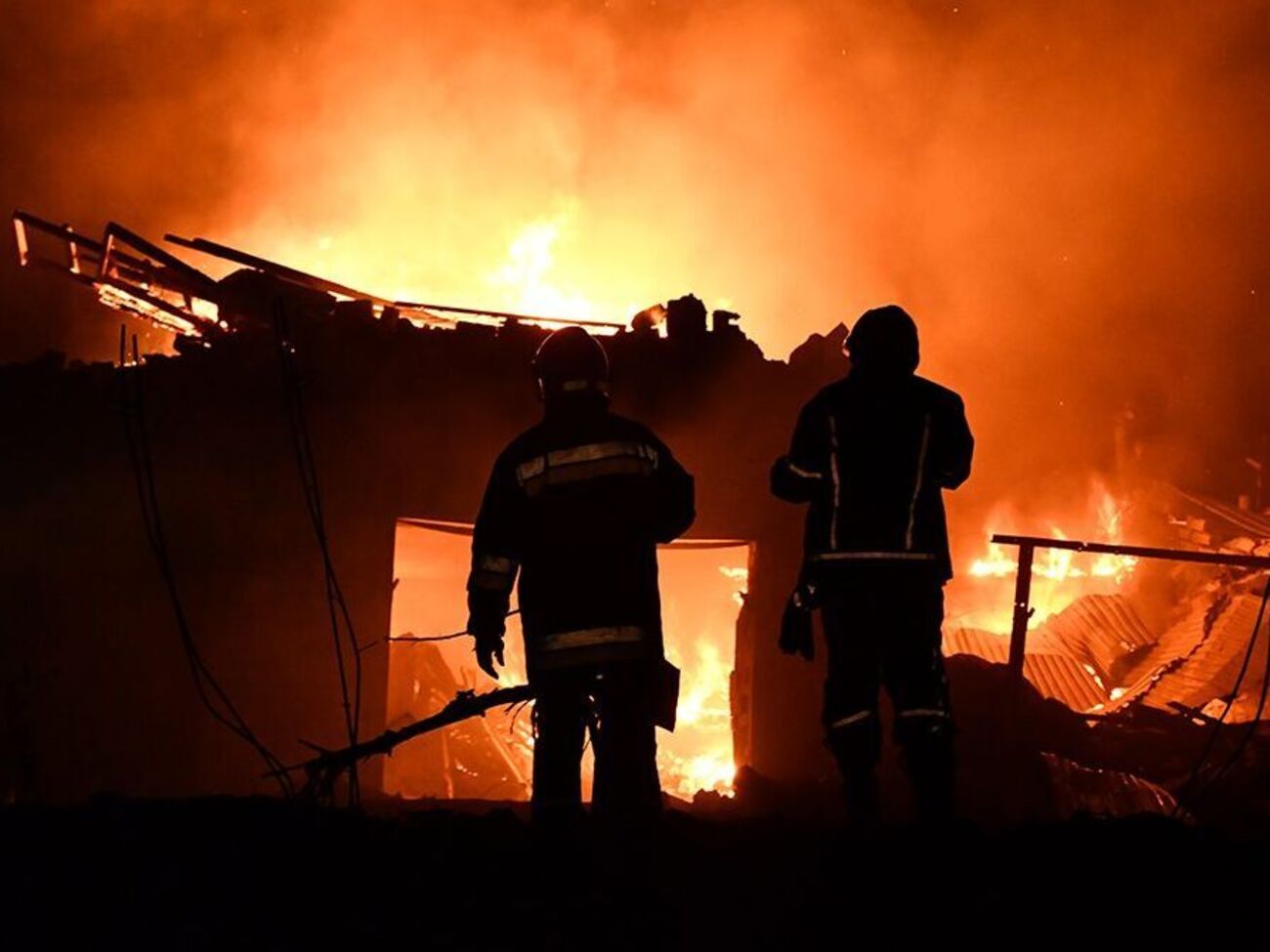 Вечером 2 августа россияне из РСЗО "Смерч" обстреляли автогаражный кооператив в Николаеве, возник пожар, отметил Ким