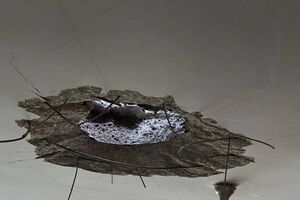 Російський снаряд влучив у житлову п'ятиповерхівку