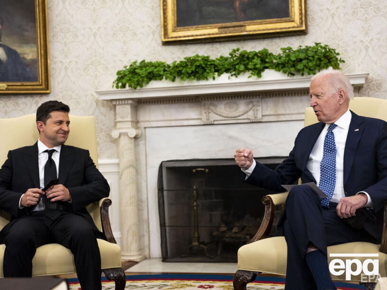 В Белом доме подчеркнули, что Байден "много-много раз выражал свое восхищение лидерством и мужеством Зеленского"