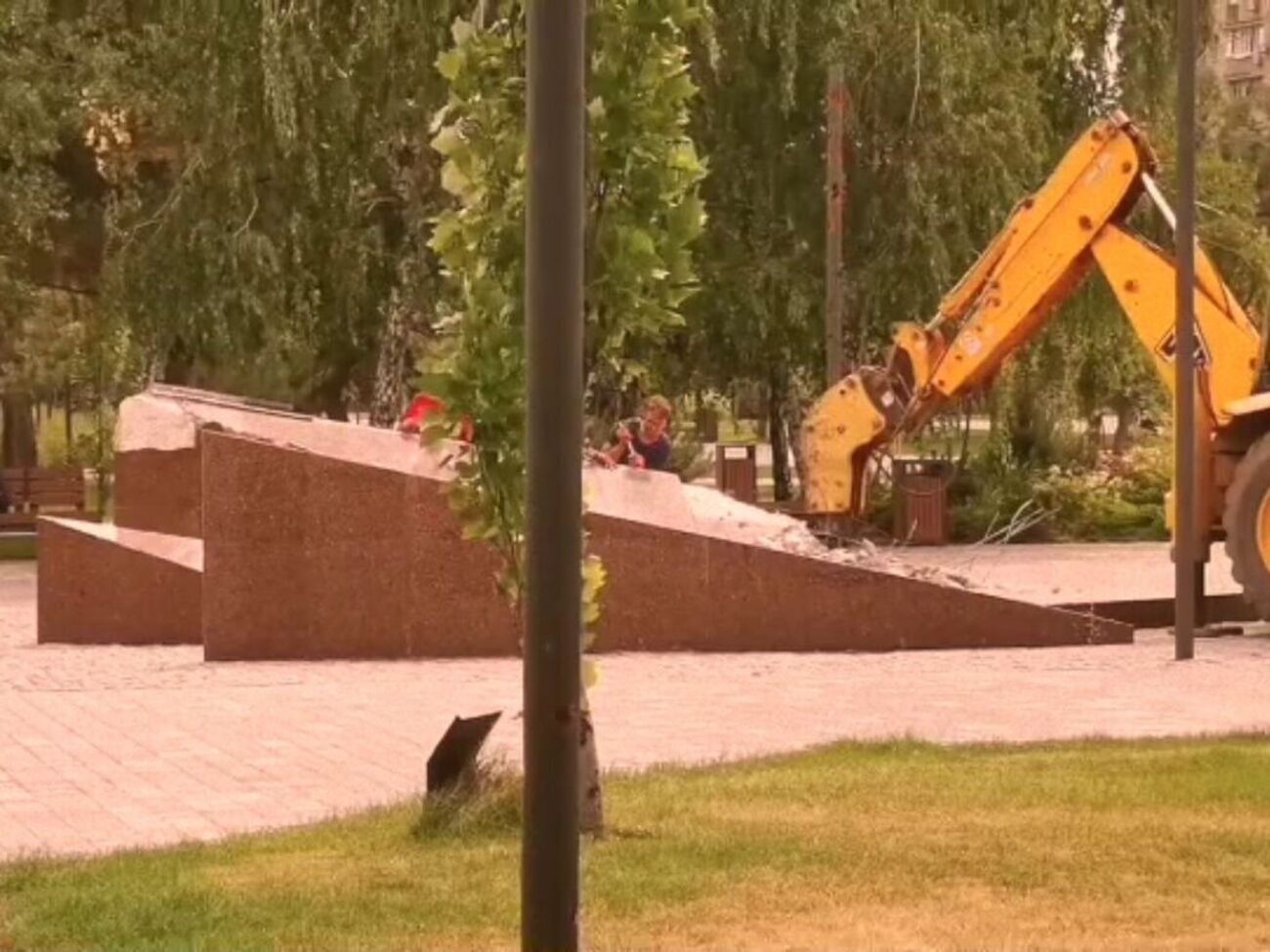 Оккупанты мстят и уничтожают даже память о защитниках Украины, отметил советник мэра Мариуполя
