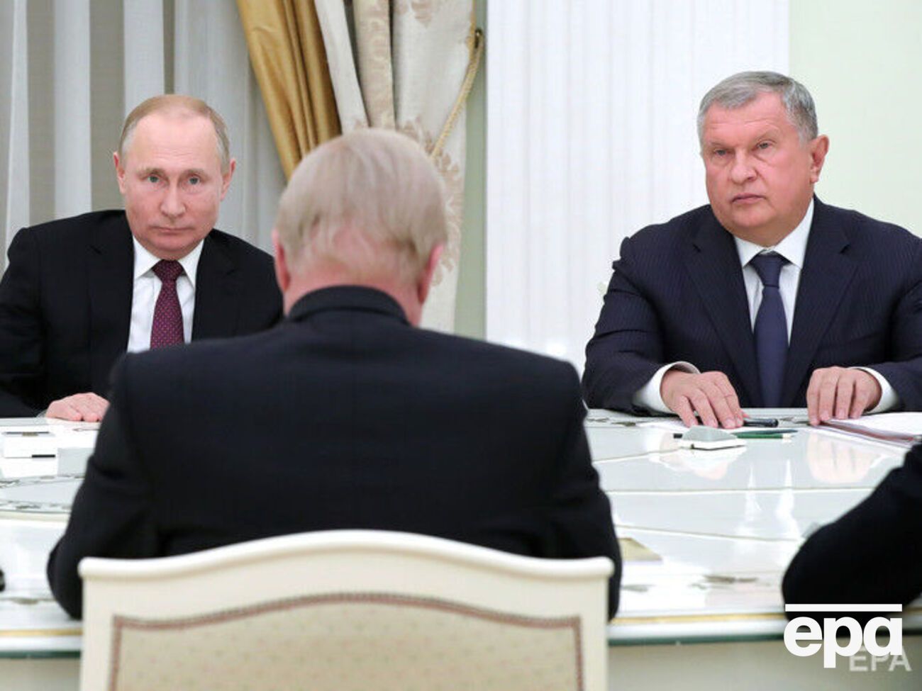 Сєчин (праворуч), за деякими даними, входить до найближчого оточення Путіна