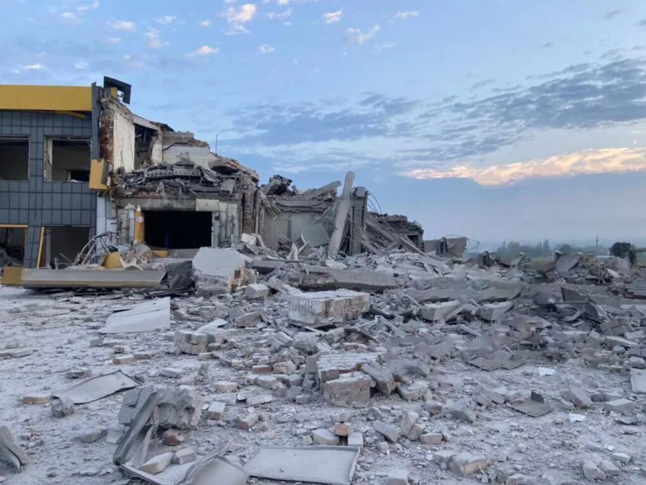 В результате обстрела здание, где был офис радиостанции, превратилось "в груду камней"