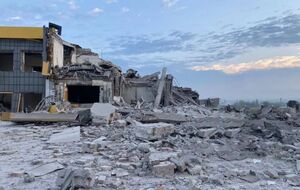 В результате обстрела здание, где был офис радиостанции, превратилось "в груду камней"