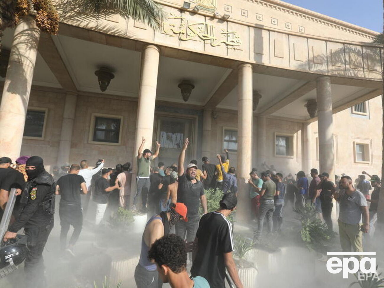 По данным полиции и медиков, в результате столкновений по меньшей мере 17 человек погибли, десятки получили ранения