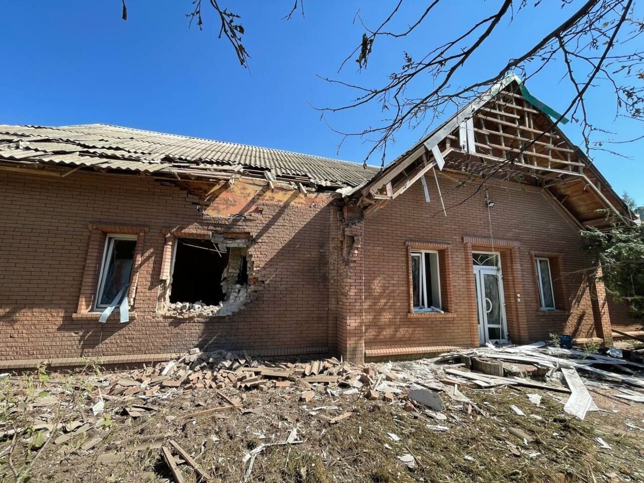 На базе Красного Креста взорвались четыре снаряда