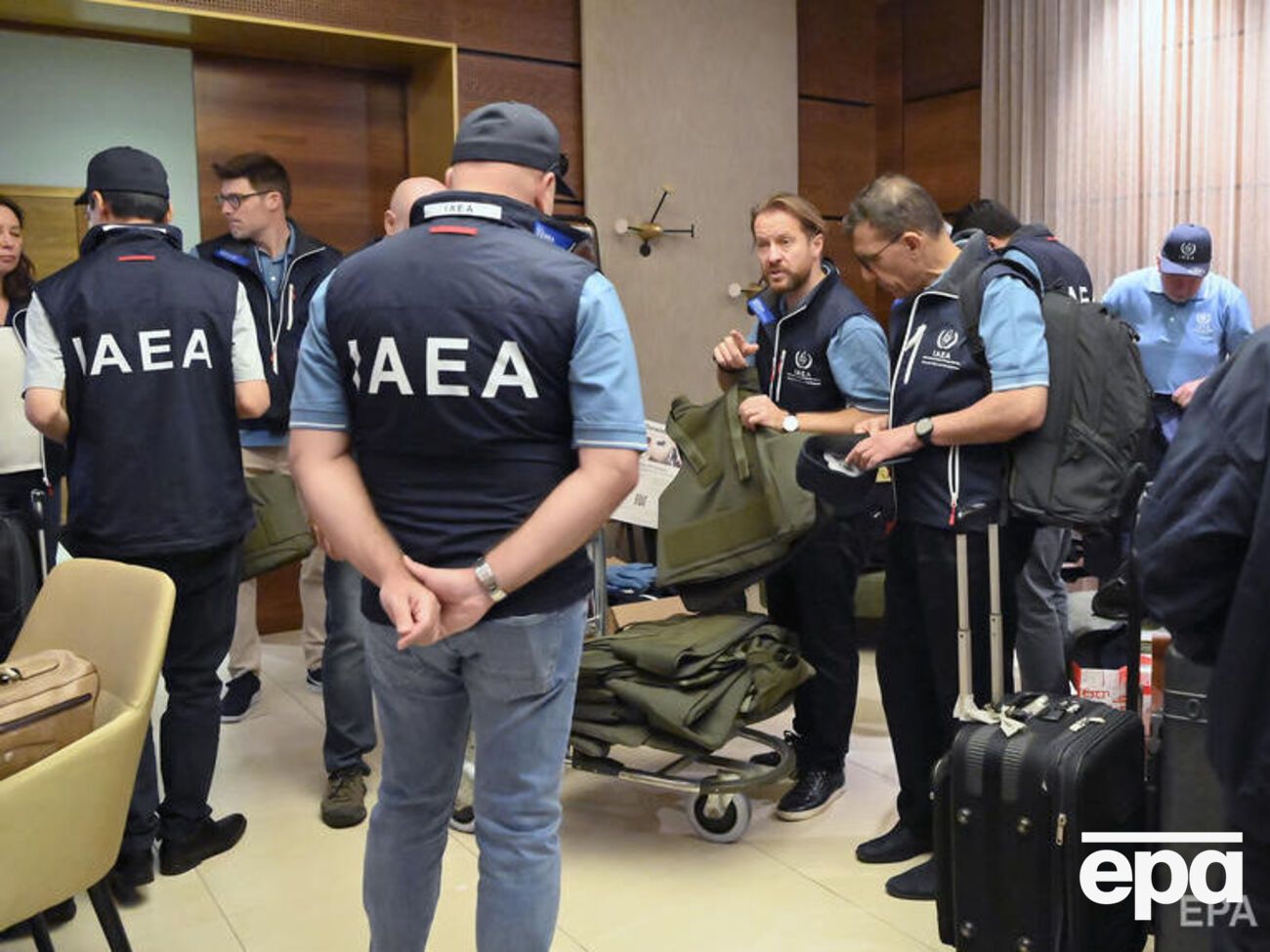 Миссия МАГАТЭ уже в Украине, но, по данным Офиса президента, пока не может доехать до ЗАЭС