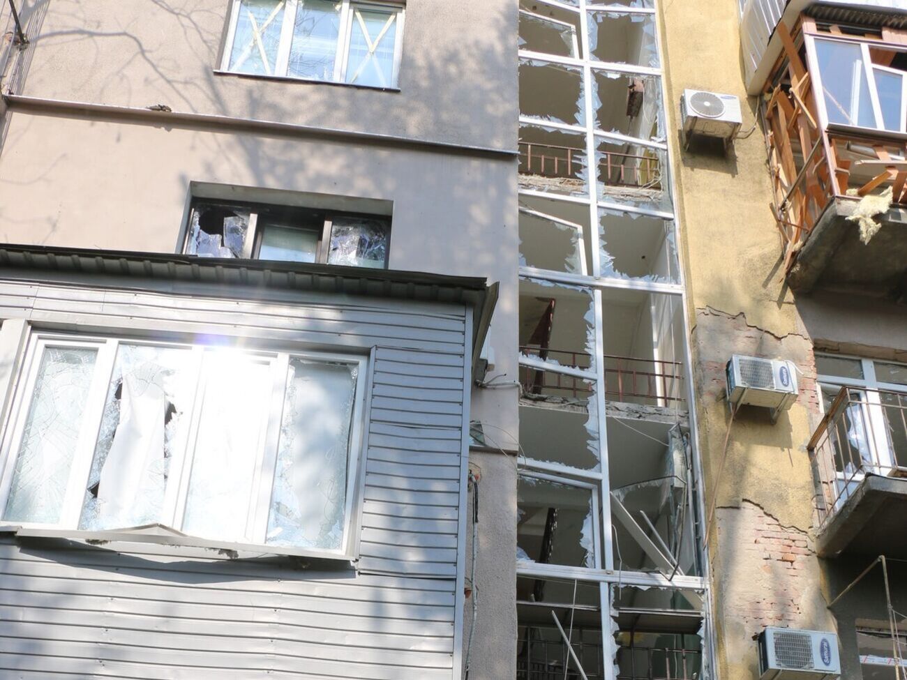 Кілька десятків будівель дістали пошкодження від шрапнелі та інших елементів