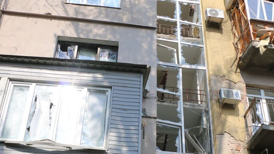 Несколько десятков зданий получили повреждения от шрапнели и других элементов