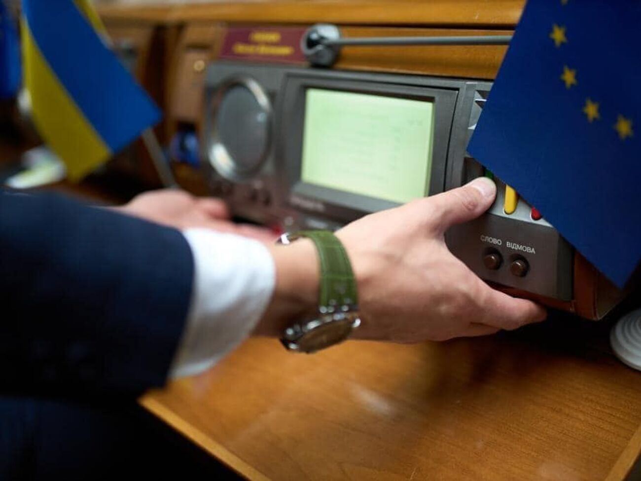 Присягу народного депутата склали Олександр Васюк і Валентина Короленко