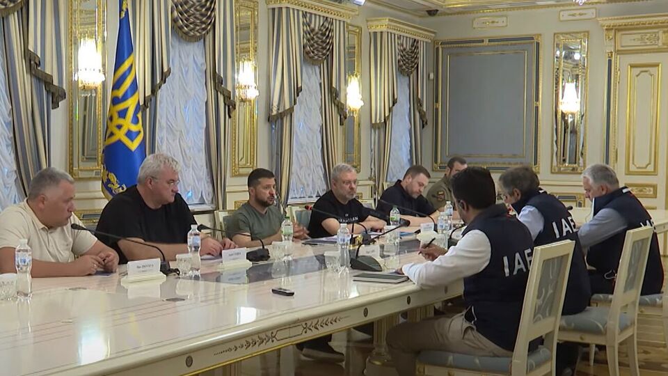 Зеленський на зустрічі з Гроссі заявив, що Україна довіряє фахівцям МАГАТЕ