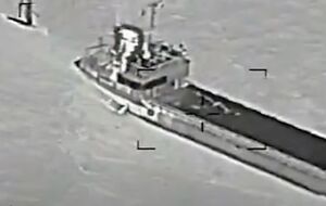 В ВМС США отметили, что беспилотник буксировался тросом