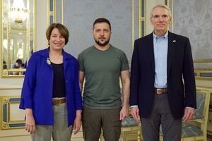 Клобушар (ліворуч) і Портман (праворуч) зробили дуже багато для захисту України і загалом свободи в Європі та світі, зазначив Зеленський