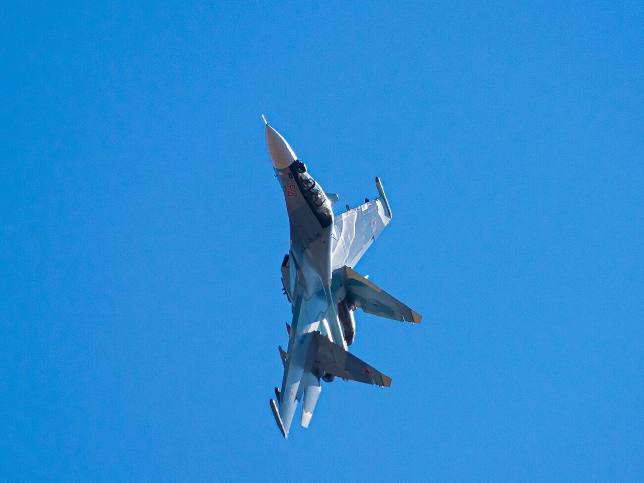 По окрестностям Хотинской и Речковской общин оккупанты выпустили с самолета три ракеты, отметил Живицкий