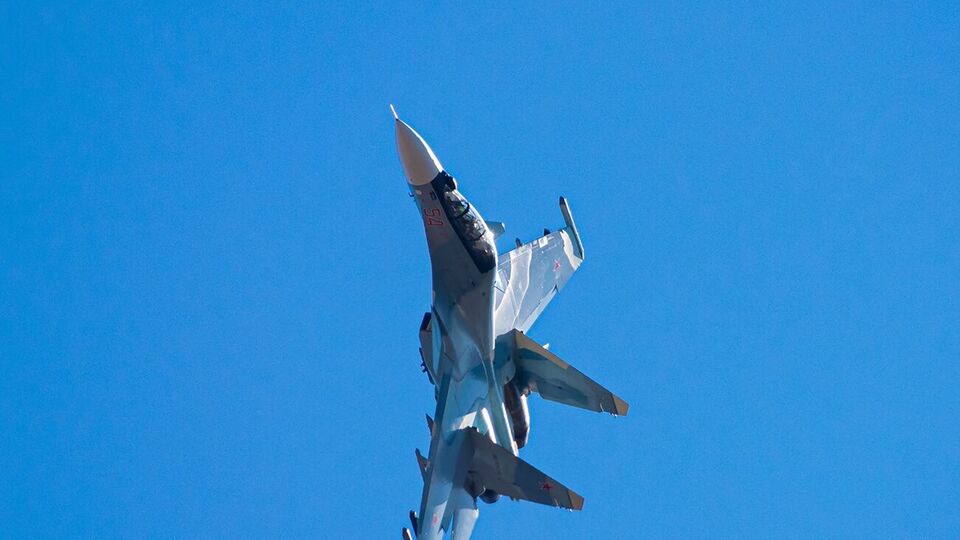 По окрестностям Хотинской и Речковской общин оккупанты выпустили с самолета три ракеты, отметил Живицкий