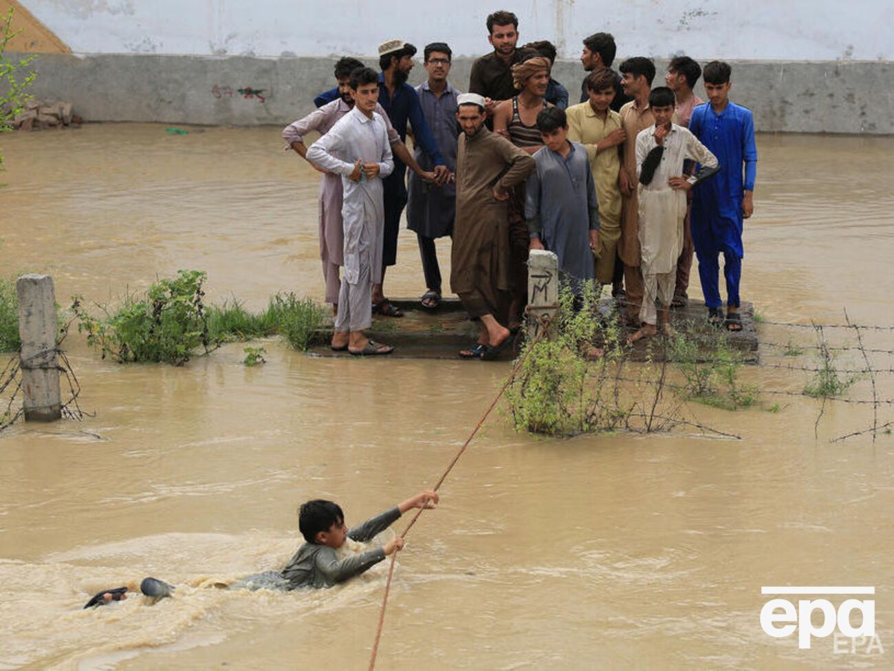 "Суши нет, это все большой океан". В Пакистане – сильнейшее наводнение за последние десятилетия. Фоторепортаж