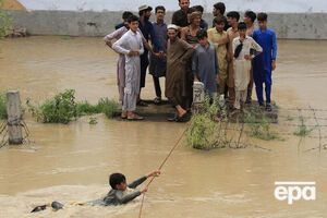 "Суши нет, это все большой океан". В Пакистане – сильнейшее наводнение за последние десятилетия. Фоторепортаж