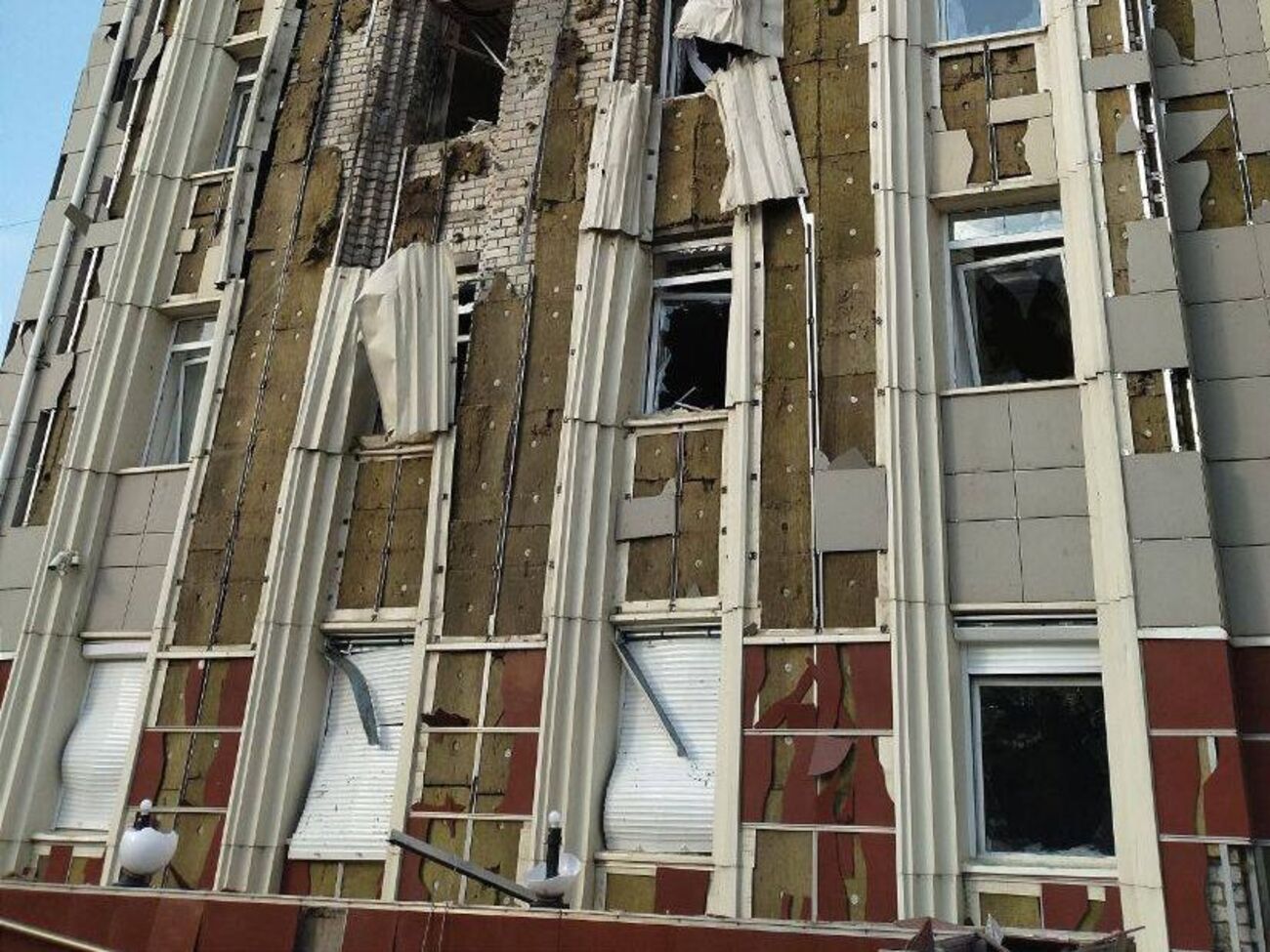 Наслідки обстрілу окупантами мерії Енергодара