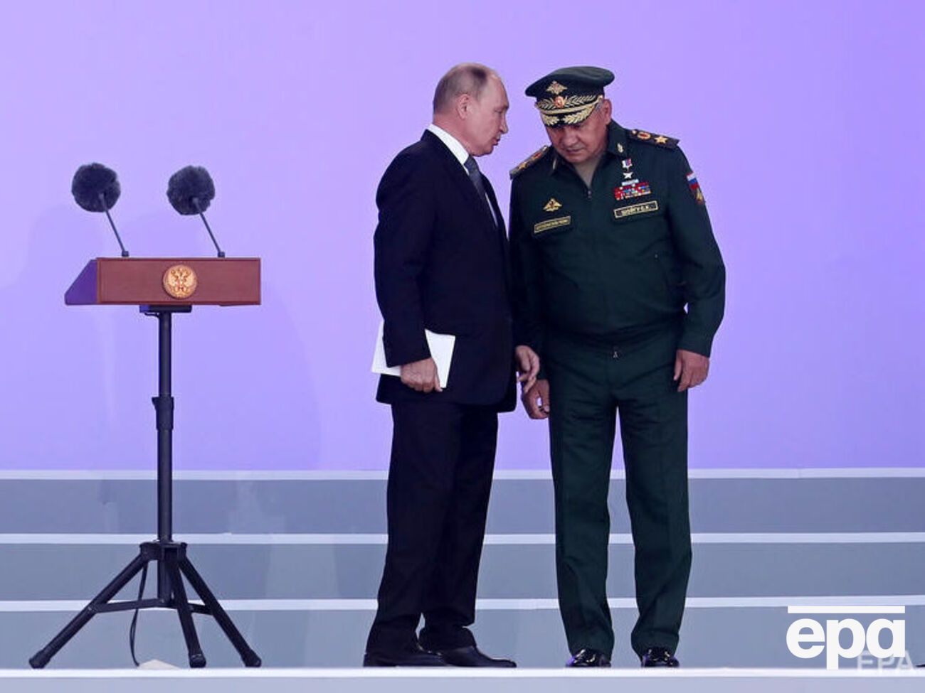 Путин (на&nbsp;фото слева) стал принимать военные решения в обход Шойгу, отметили в СНБО
