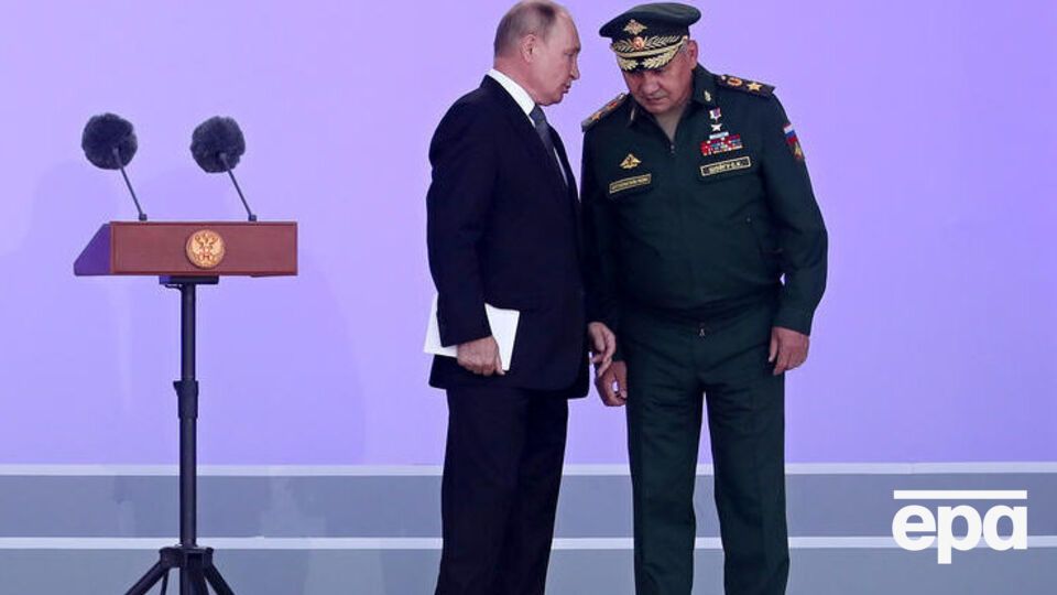 Путін (на фото зліва) почав ухвалювати військові рішення без відома Шойгу, зазначили в РНБО