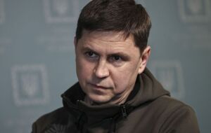 Подоляк отмечает рост мародерства на временно оккупированных территориях Украины