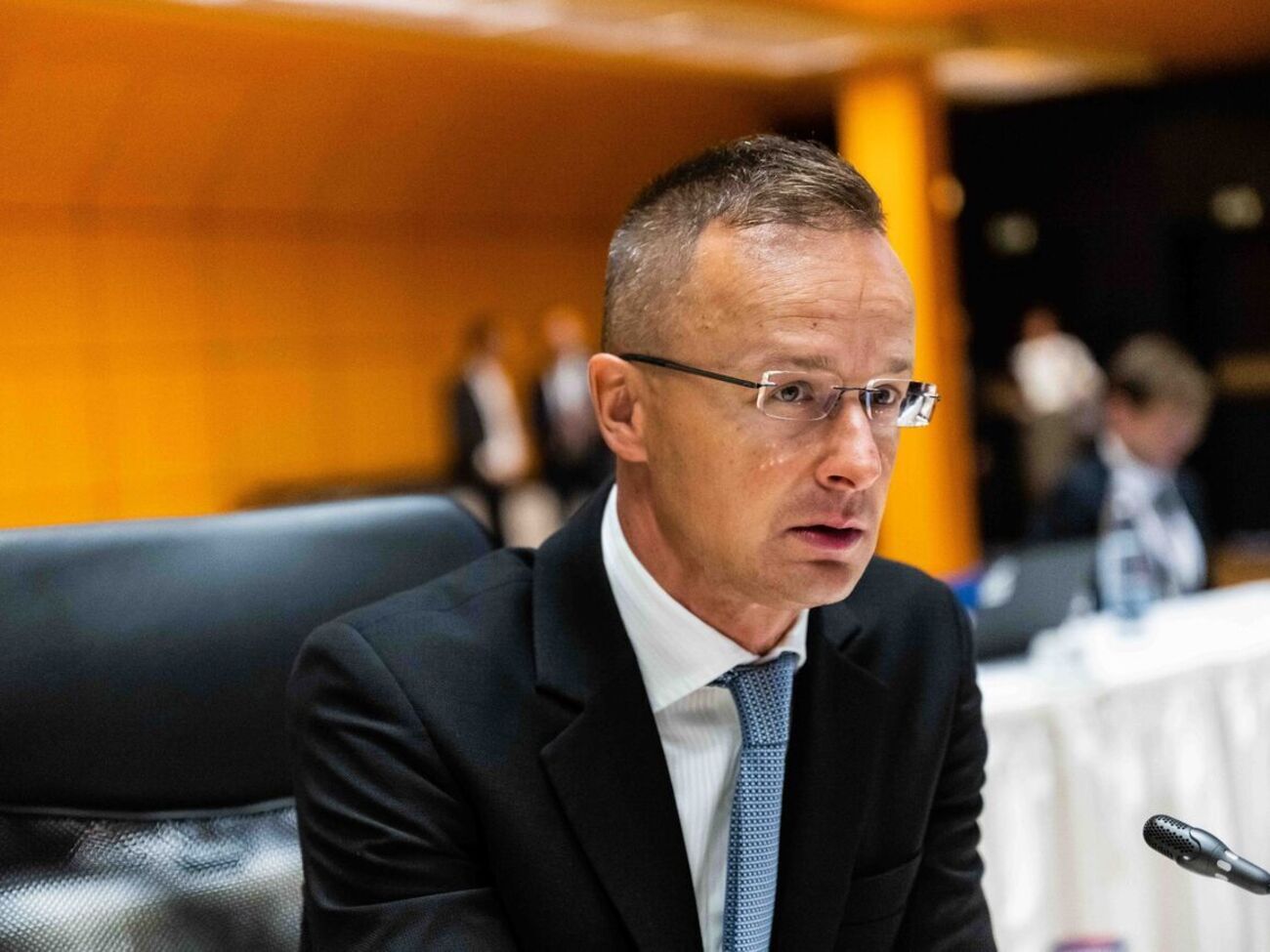 Глава угорського МЗС не підтримав заборони віз для громадян РФ