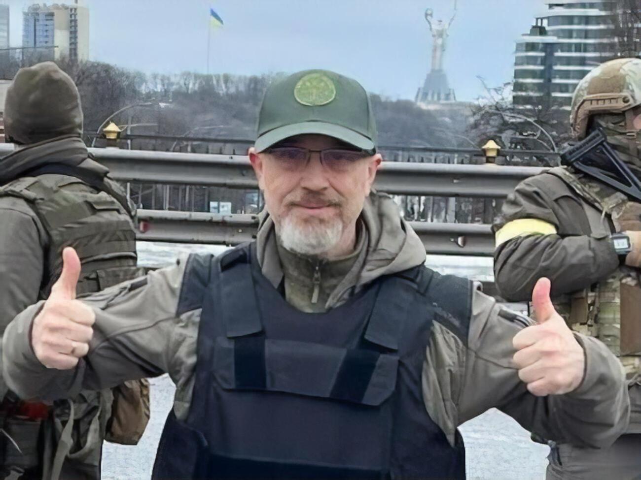 Резніков, як раніше очолюване ним Міноборони, подякував інтернет-активістам за підтримку України й висміювання російських фейків