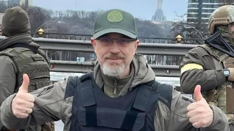 Резников, как и ранее возглавляемое им Минобороны, поблагодарили интернет-активистов за поддержку Украины и высмеивание российских фейков