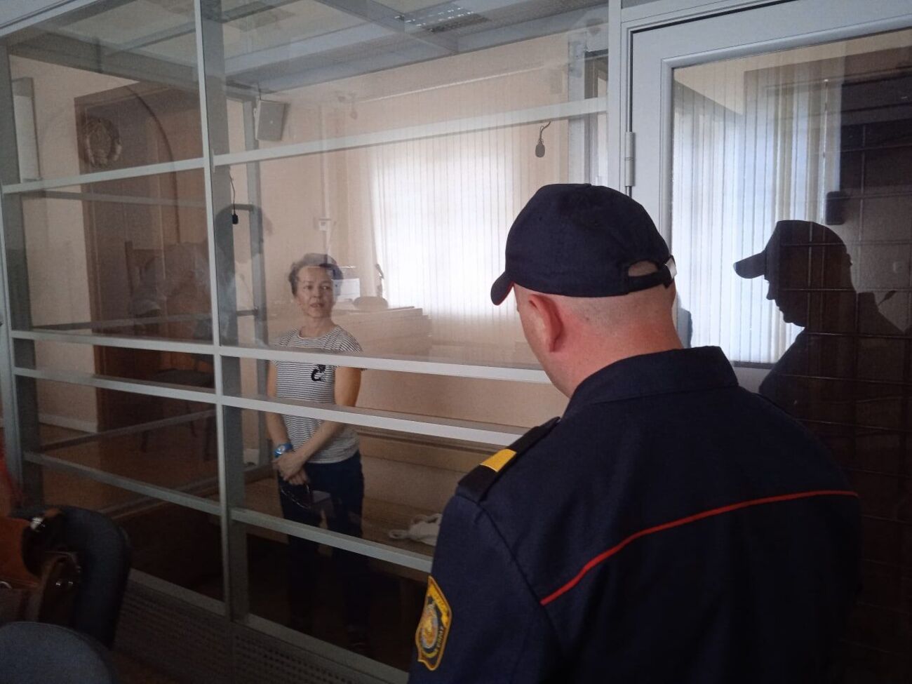 Суд признал журналистку Ирину Славникову виновной в создании "экстремистского формирования" и "организации действий, грубо нарушающих общественный порядок"