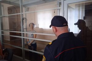Суд признал журналистку Ирину Славникову виновной в создании "экстремистского формирования" и "организации действий, грубо нарушающих общественный порядок"