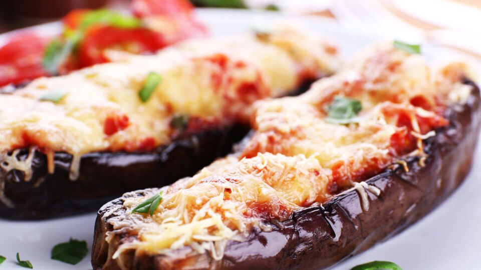 Баклажани запікають у два етапи