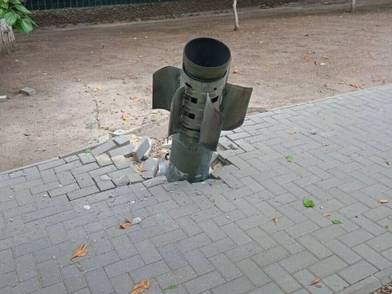 Одна з ракет окупантів влучила у тротуар, зазначили у Миколаївській ОВА