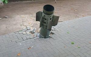Одна з ракет окупантів влучила у тротуар, зазначили у Миколаївській ОВА