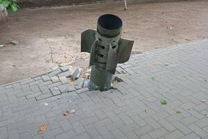 Одна з ракет окупантів влучила у тротуар, зазначили у Миколаївській ОВА