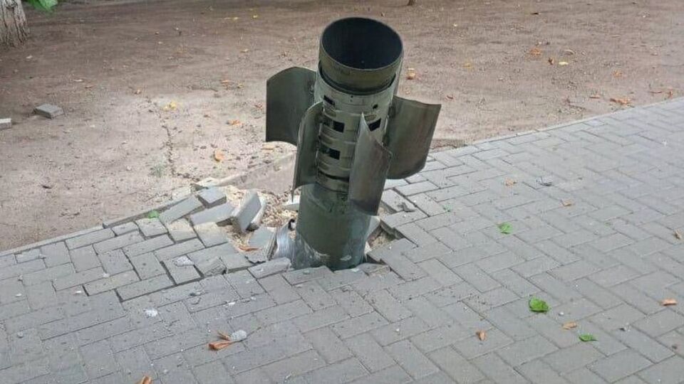 Одна з ракет окупантів влучила у тротуар, зазначили у Миколаївській ОВА