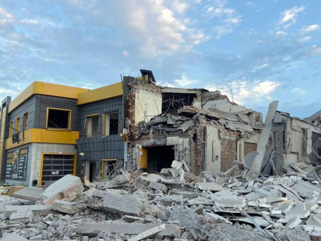 За даними правоохоронців, зібрану інформацію про обстріли 35-річний чоловік через месенджер надсилав своїй знайомій у РФ