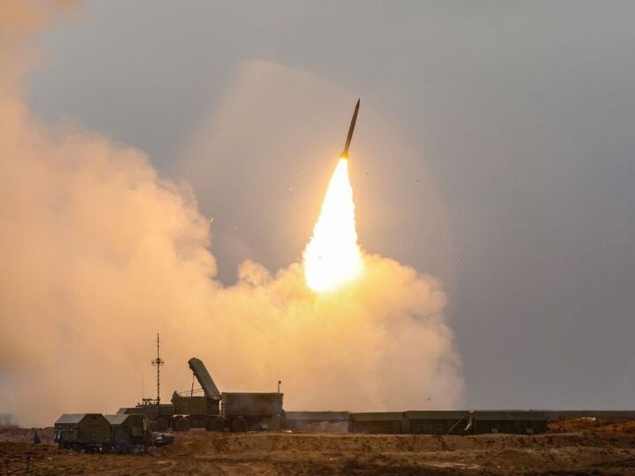 У перший місяць війни крилаті ракети окупантів літали на висоті 700–800 м, а зараз – на висоті 100 м, зазначив Смажний