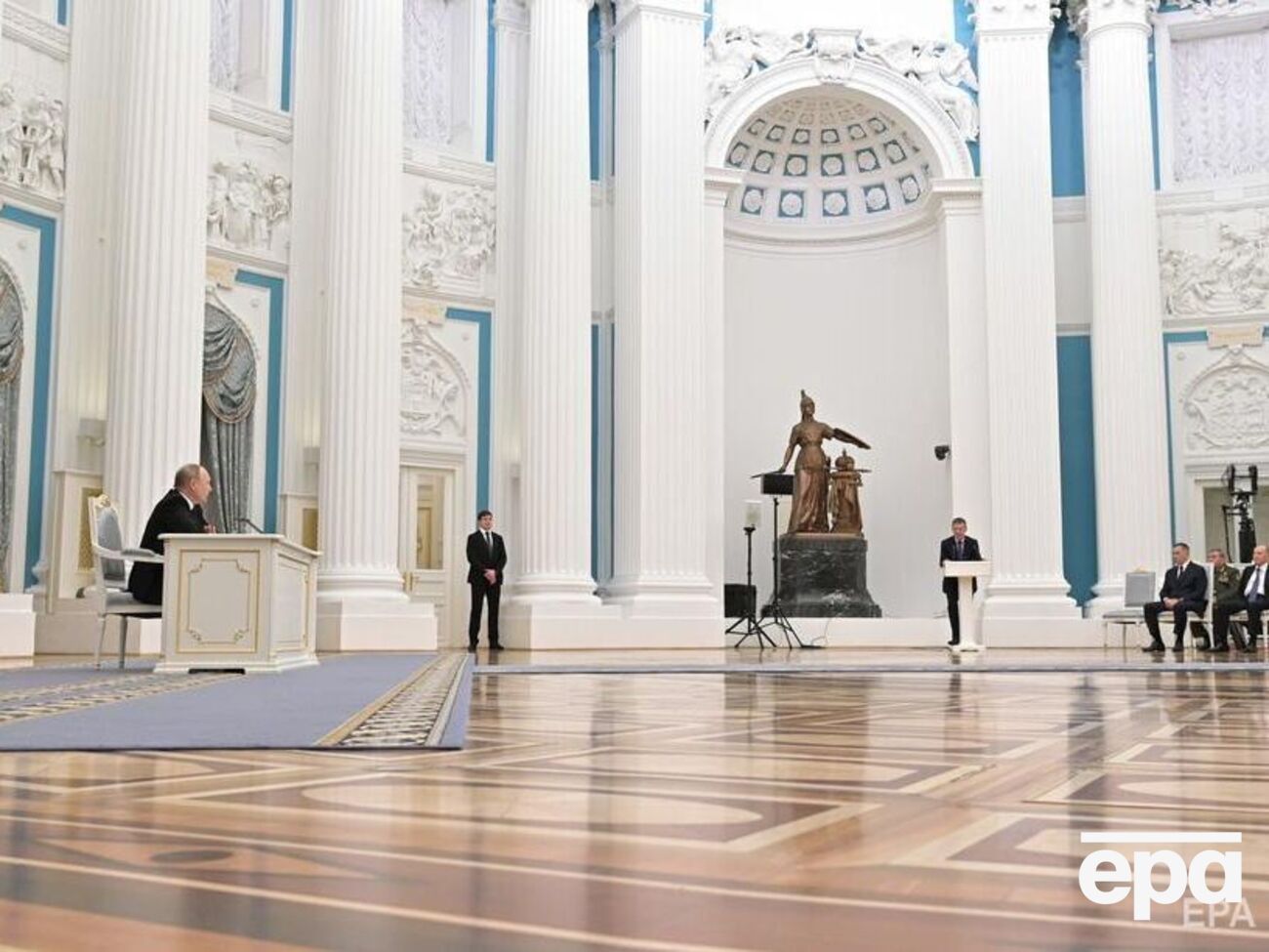 Путин (за столом) и Козак (у трибуны) во время заседания Совбеза РФ 21 февраля