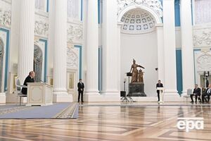 Путін (за столом) і Козак (біля трибуни) під час засідання Ради безпеки РФ 21 лютого