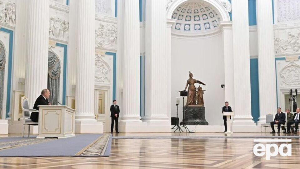 Путин (за столом) и Козак (у трибуны) во время заседания Совбеза РФ 21 февраля