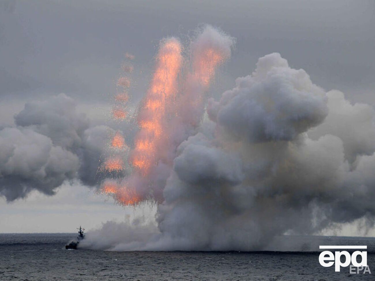 В Черном море в ракетно-безопасном районе маневрируют девять боевых кораблей и катеров, сообщили в ОК "Юг"