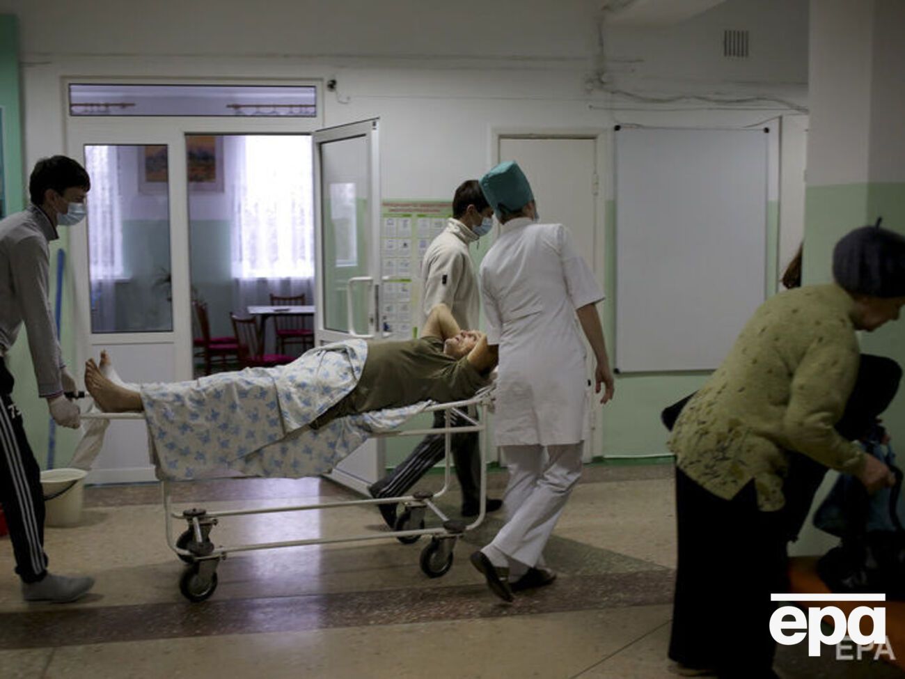 В больницах Мариуполя пациентов кладут в коридорах