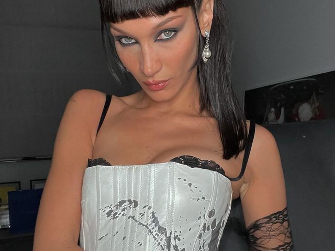 Белла Хадід: Пурхай, як метелик, жаль, як бджола