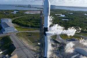 Ракета-носитель Falcon 9 с аппаратом на борту поднялась с площадки космической станции на мысе Канаверал во Флориде