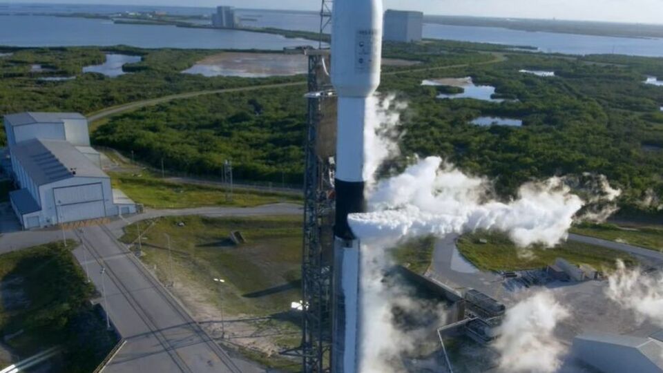 Ракета-носій Falcon 9 з апаратом на борту піднялася з майданчика космічної станції на мисі Канаверал у Флориді