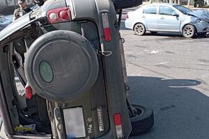 Внаслідок зіткнення автомобіль Land Rover Freelander перевернувся на бік