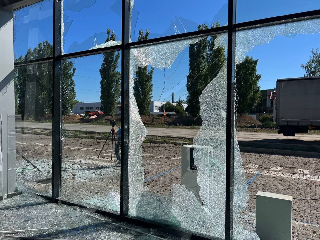 Сейчас на месте прилетов работают медики