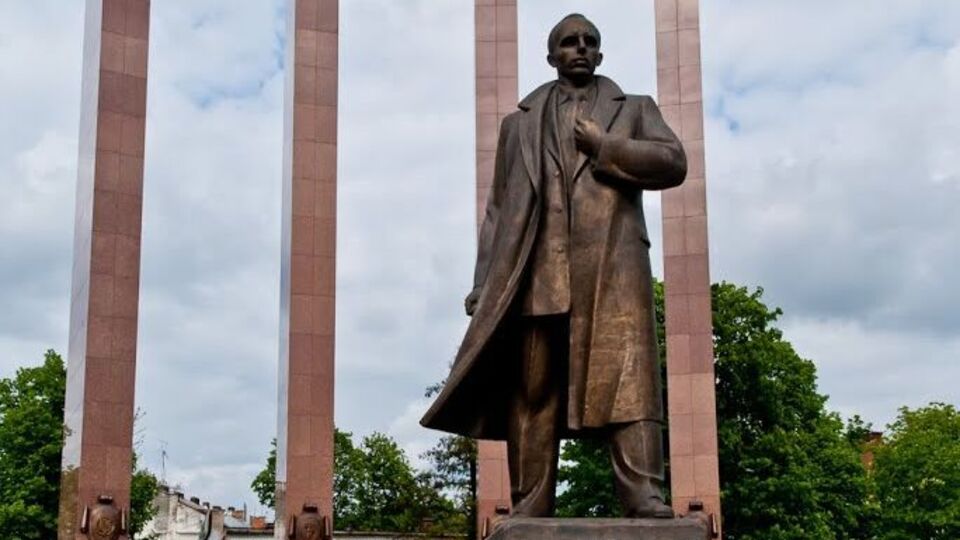 Предатель предоставил российским захватчикам координаты памятника Бандере