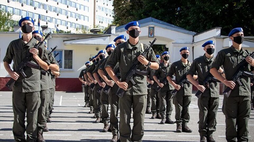 Установить стикеры от НГУ в Signal, Telegram и Viber можно, пройдя по ссылке в публикации