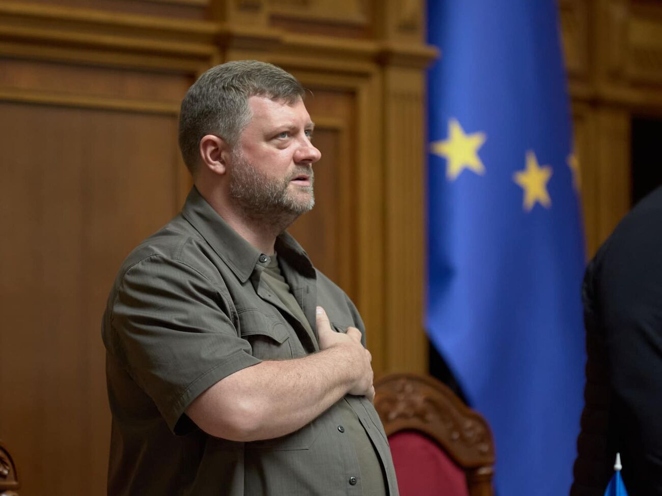 СМИ пишут, что диппаспорт аннулировали в том числе Корниенко