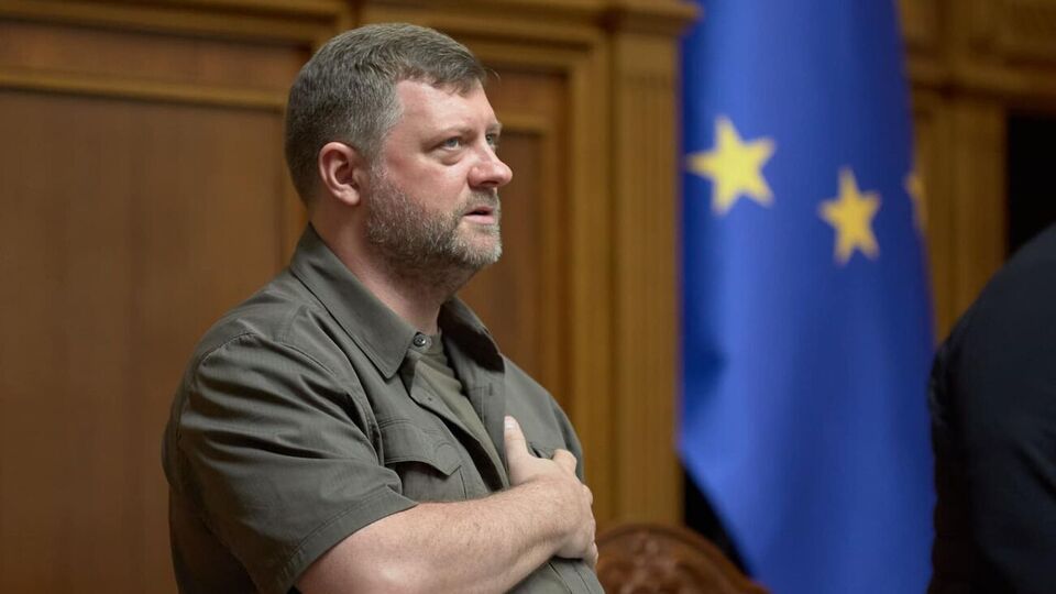 СМИ пишут, что диппаспорт аннулировали в том числе Корниенко